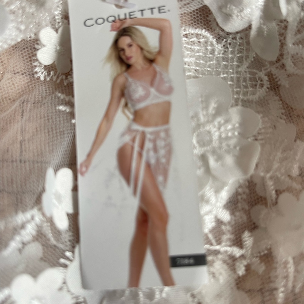 Lingerie skirt in light tulle fabric.